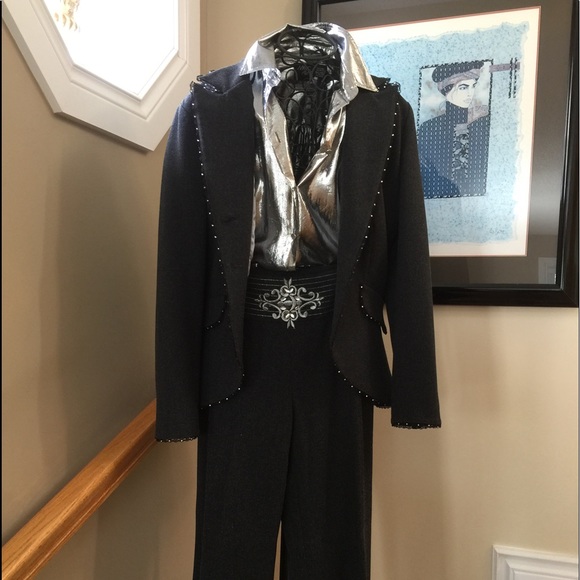 Marc Cain silver metallic blouse and Joseph Ribkoff woollen grey suit. - Picture 2 of 7